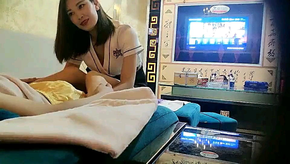 极品骚货假装按摩被技师后入狂干 内射喷满白浆